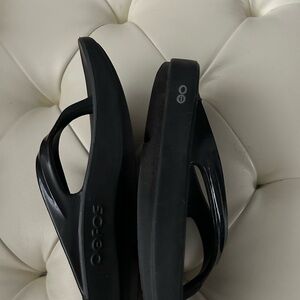 Women’s Oofos flip flops 
Never worn
